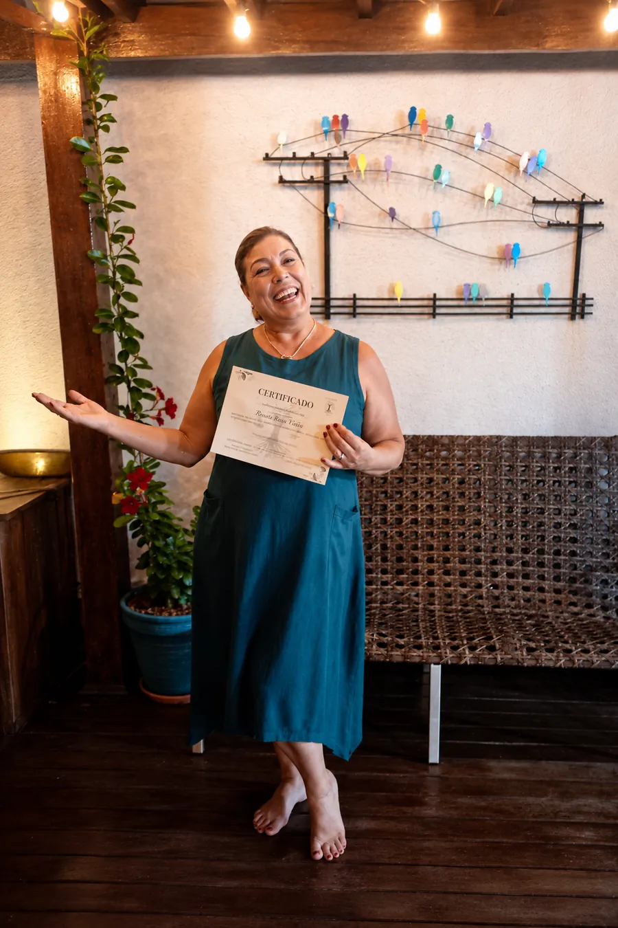Alessandra Volkmann com aluna e certificado de formação