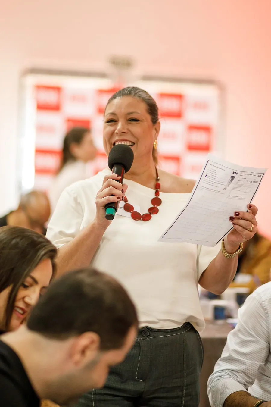 Alessandra Volkmann ensinando em evento